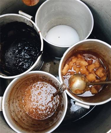 Chè nóng tại ẩm thực Lò Đúc