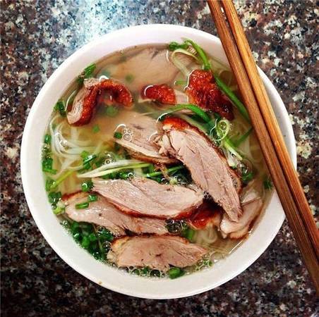 Quán mở đã được 4 năm, từ đó đến nay, giá một bát phở vịt quay vẫn là 30.000 đồng, chưa một lần thay đổi. (Ảnh: Internet)