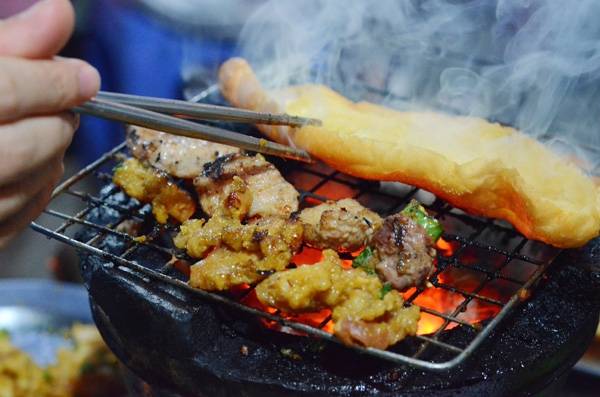 ‘Quên lối về’ với ‘thiên đường ẩm thực’ Lò Đúc