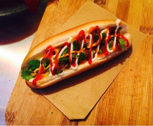 Ngoài hot dog bò băm đang “gây mưa gây gió”, ở đây cũng có hot dog truyền thống hay hot dog bò dứa, salad phục vụ sở thích khác nhau của thực khách. (Ảnh: Internet)