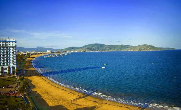 Quy Nhơn - thành phố biển đẹp với bờ biển bán nguyệt