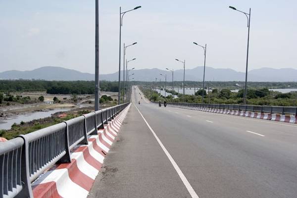 Cây cầu thứ hai là cầu Chà Và - là cây cầu nối liền đảo Long Sơn với quốc lộ 51, giúp rút ngắn khoảng cách từ đảo đến trung tâm Bà Rịa và thành phố Vũng Tàu. Theo nhiều đánh giá, quan cảnh quanh cầu Chà Và đẹp hơn. Các làng bè cũng nhiều hơn. Nếu đi vào cuối tuần, bạn sẽ gặp nhiều cặp đôi chụp ảnh cưới tại đây.