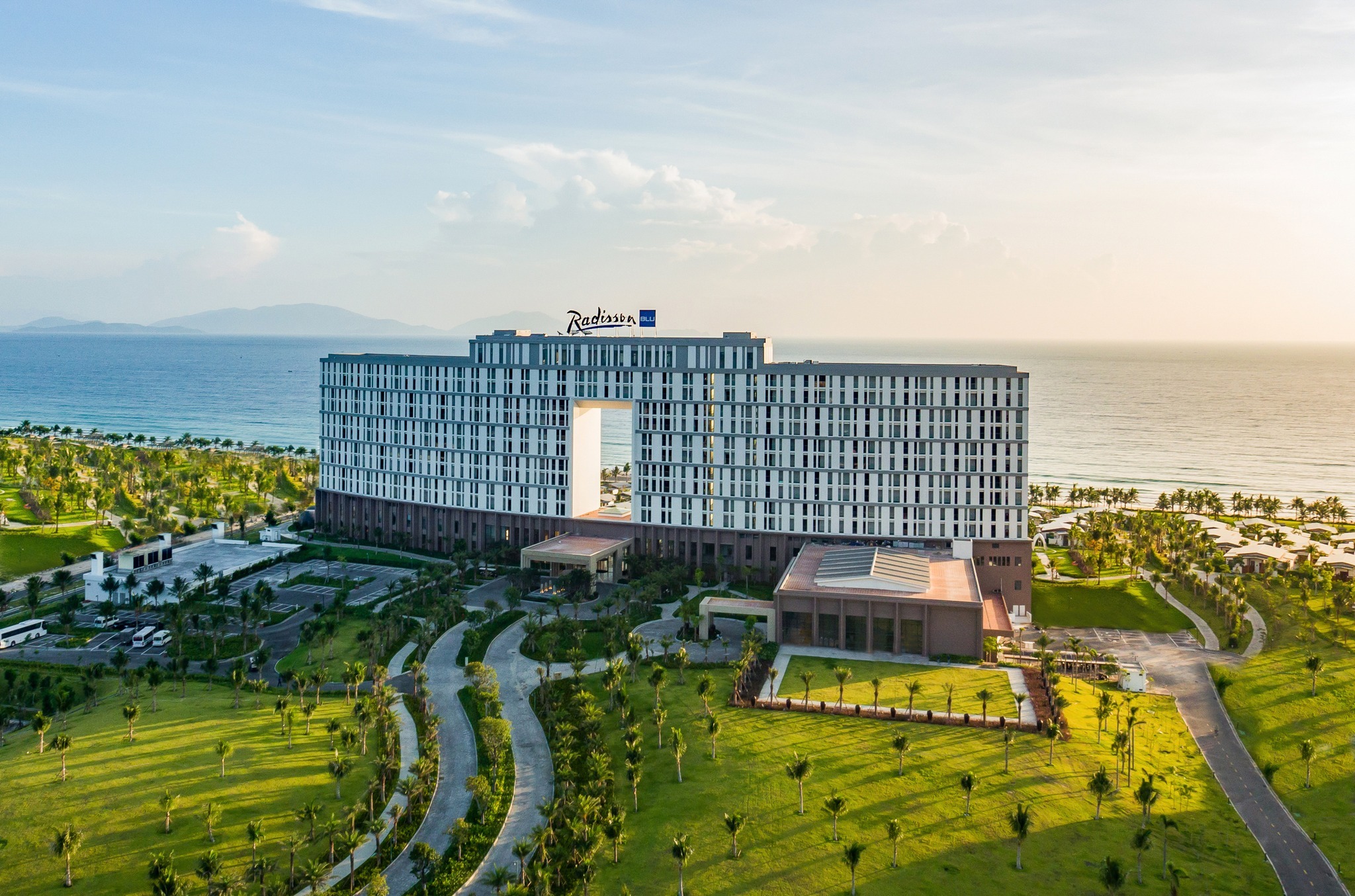 Khu nghỉ dưỡng Radisson Blu Cam Ranh sang trọng bên Bãi Dài