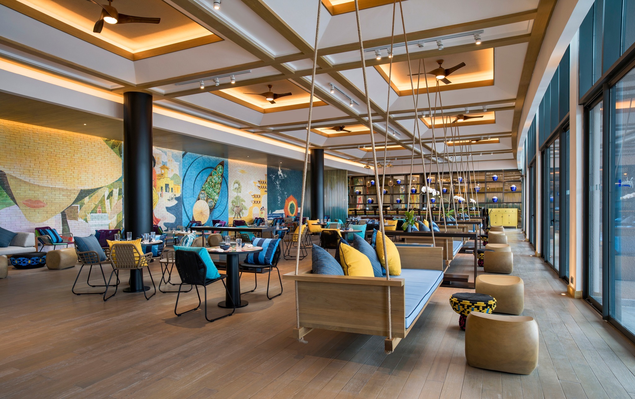 Cheers Bar ngoài trời lộng gió tại Radisson Blu Cam Ranh