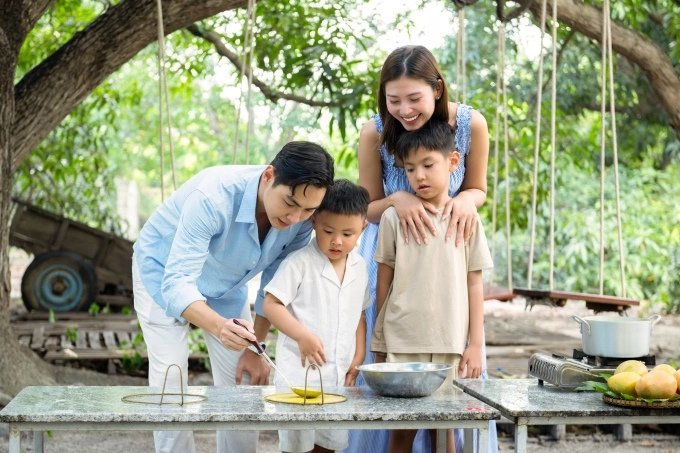 Du khách học làm bánh xoài Cam Ranh