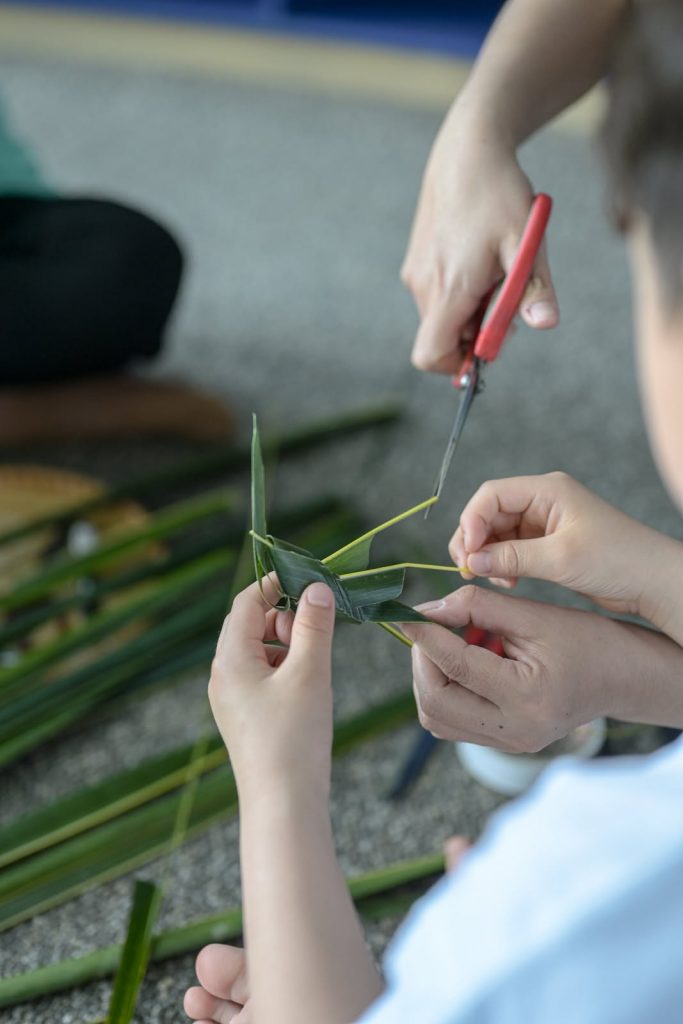 Lớp học làm đồ chơi truyền thống cho trẻ em