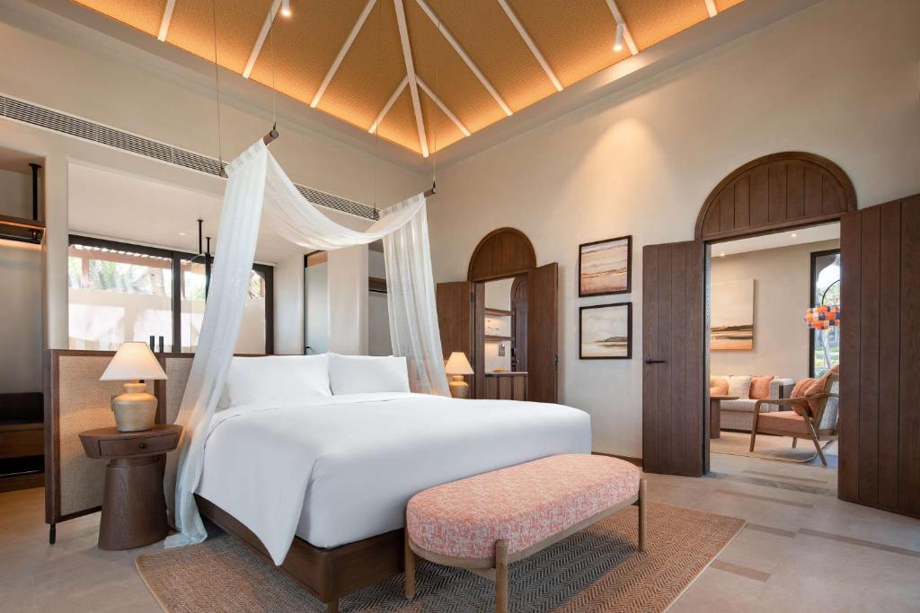 Phòng ngủ hiện đại, ấm cúng tại Radisson Phan Thiết