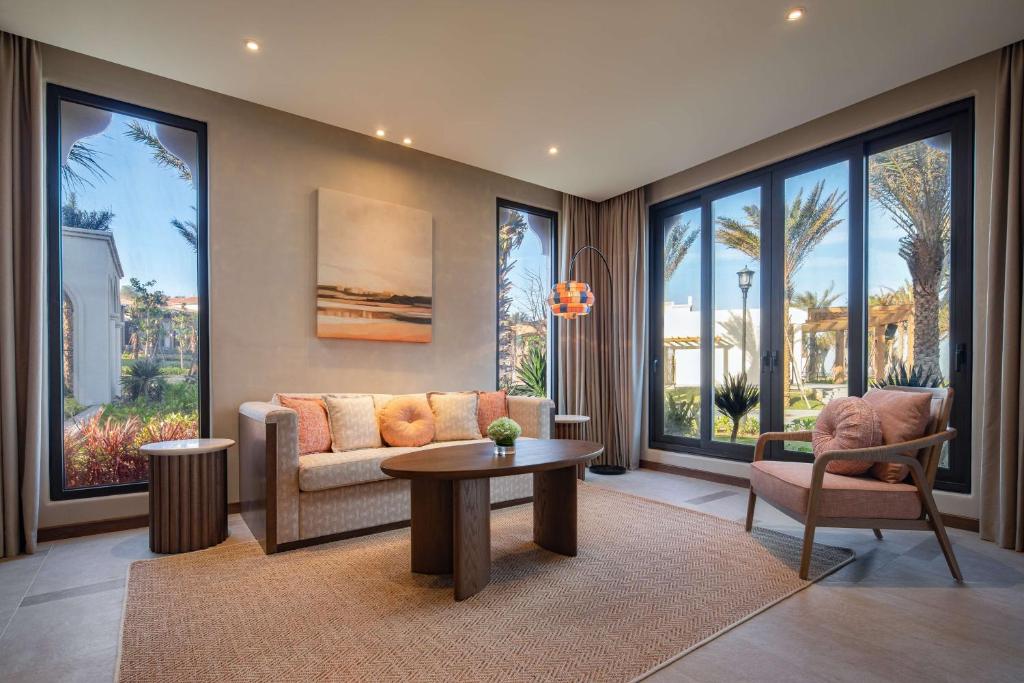 Nội thất bên trong phòng nghỉ của resort Radisson Phan Thiết