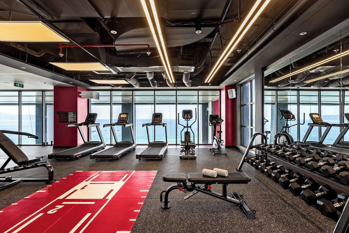 Phòng tập gym view đắt giá tại Radisson RED Đà Nẵng