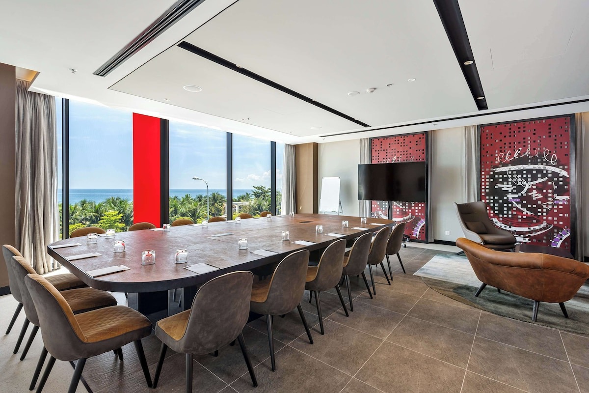 Khu vực phòng họp tại Radisson RED Đà Nẵng đáp ứng khách đi công tác