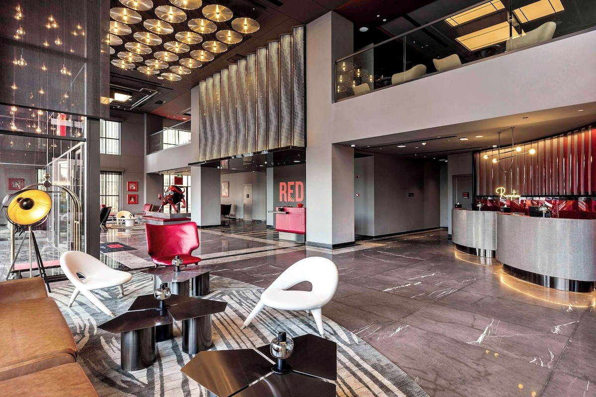 Khu vực sảnh chờ Radisson RED Đà Nẵng có không gian mở thoáng đãng