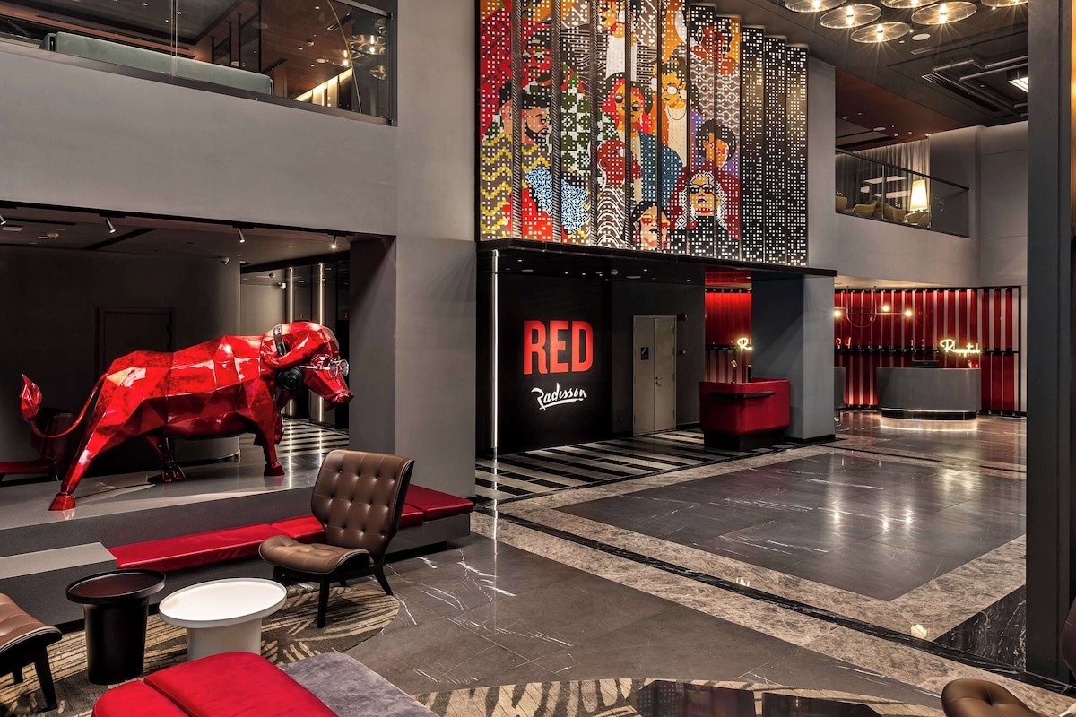 Chi tiết trang trí tại Radisson RED Đà Nẵng tạo nên bức tranh nghệ thuật đầy cảm hứng