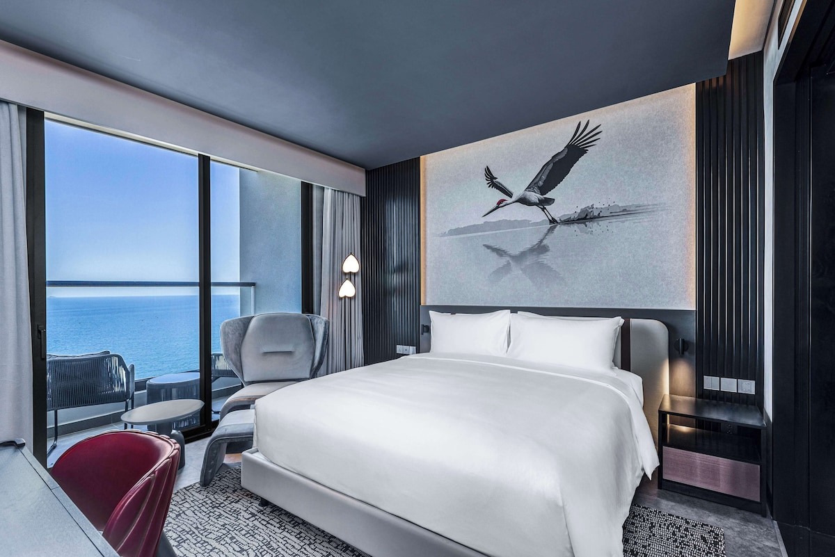Phòng ngủ view biển tại Radisson RED Đà Nẵng