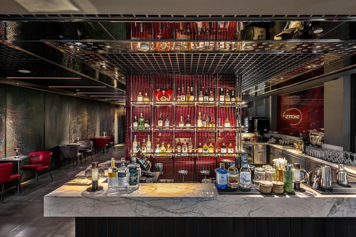 Quầy bar rooftop BlackOut tại Radisson RED Đà Nẵng