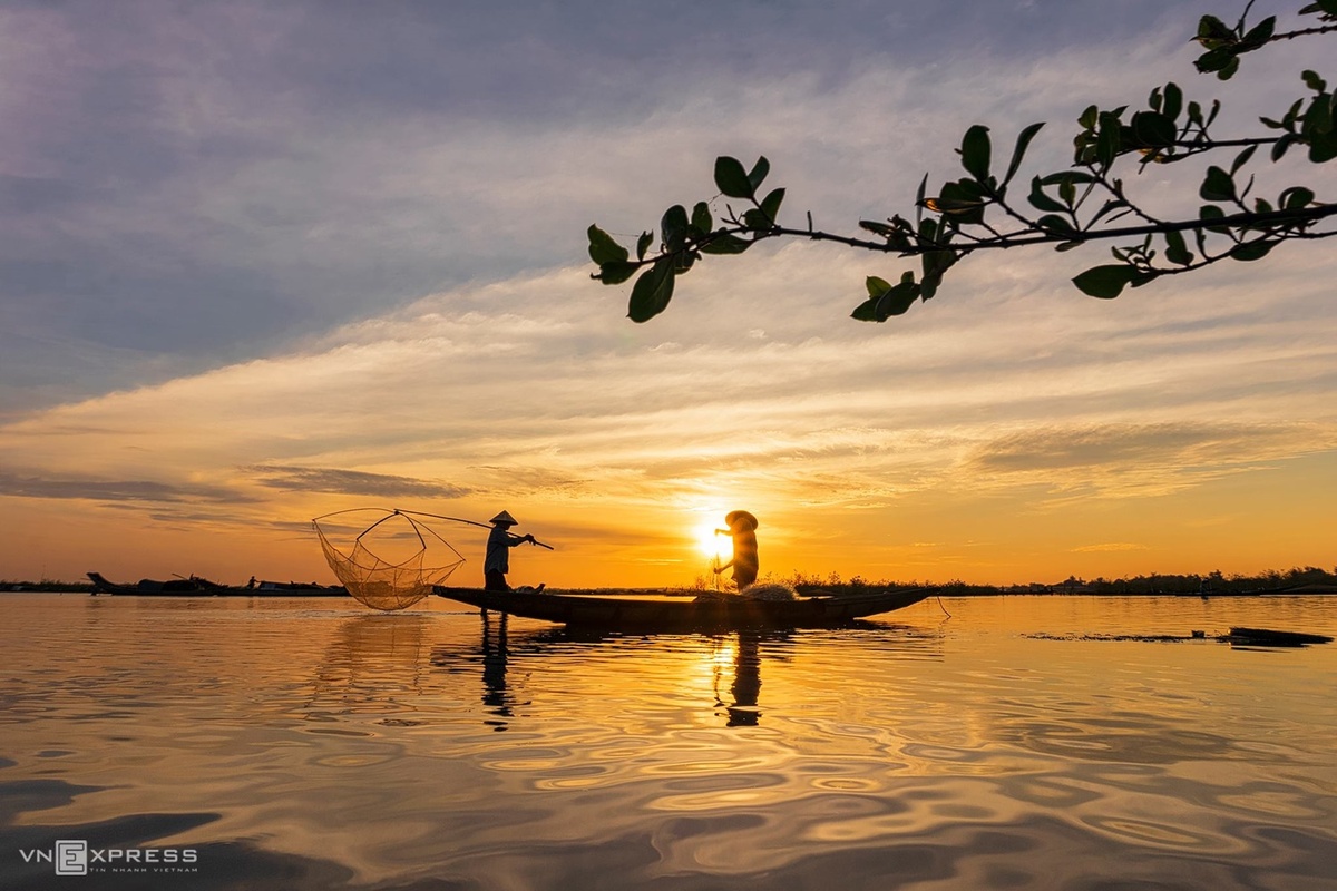Du khách có thể lên thuyền chở thuê của ngư dân khám phá nhịp sống nơi đây. Đối với người dân vạn đò, họ xem ghe thuyền vừa là nhà ở, vừa là phương tiện mưu sinh. Đó cũng là một phần nhịp sống đặc trưng vùng đầm phá Huế.