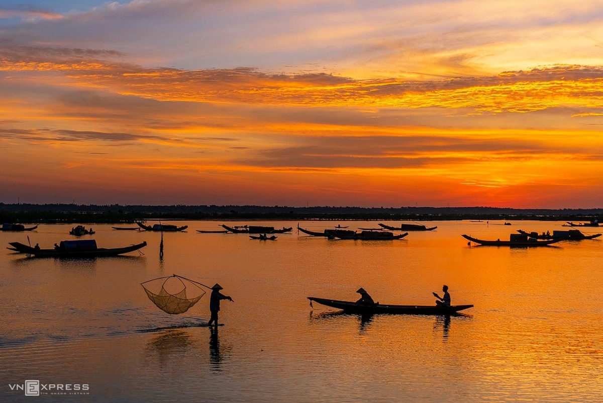 Bức tranh màu vàng cam lúc hừng đông trên chợ nổi Ngư Mỹ Thạnh.  Quảng Điền có chiều dài bờ biển khoảng 12 km và vùng đầm phá có diện tích hơn 4.000 ha, trong đó chợ nổi thôn Ngư Mỹ Thạnh, thuộc phá Tam Giang, hoạt động nhộn nhịp từ 3 - 4h.