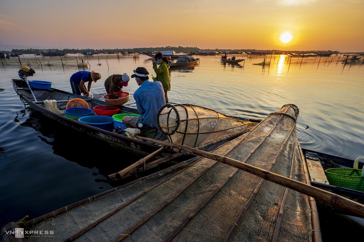 Ngư dân đầm Quảng Lợi đánh bắt hải sản quanh năm, xem ghe thuyền là nhà.