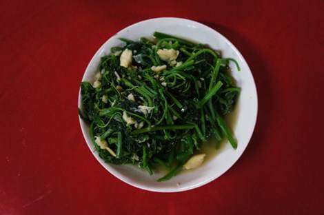 Ngọn rau xào và quả luộc là hai món ngon từ su su tại Sapa.