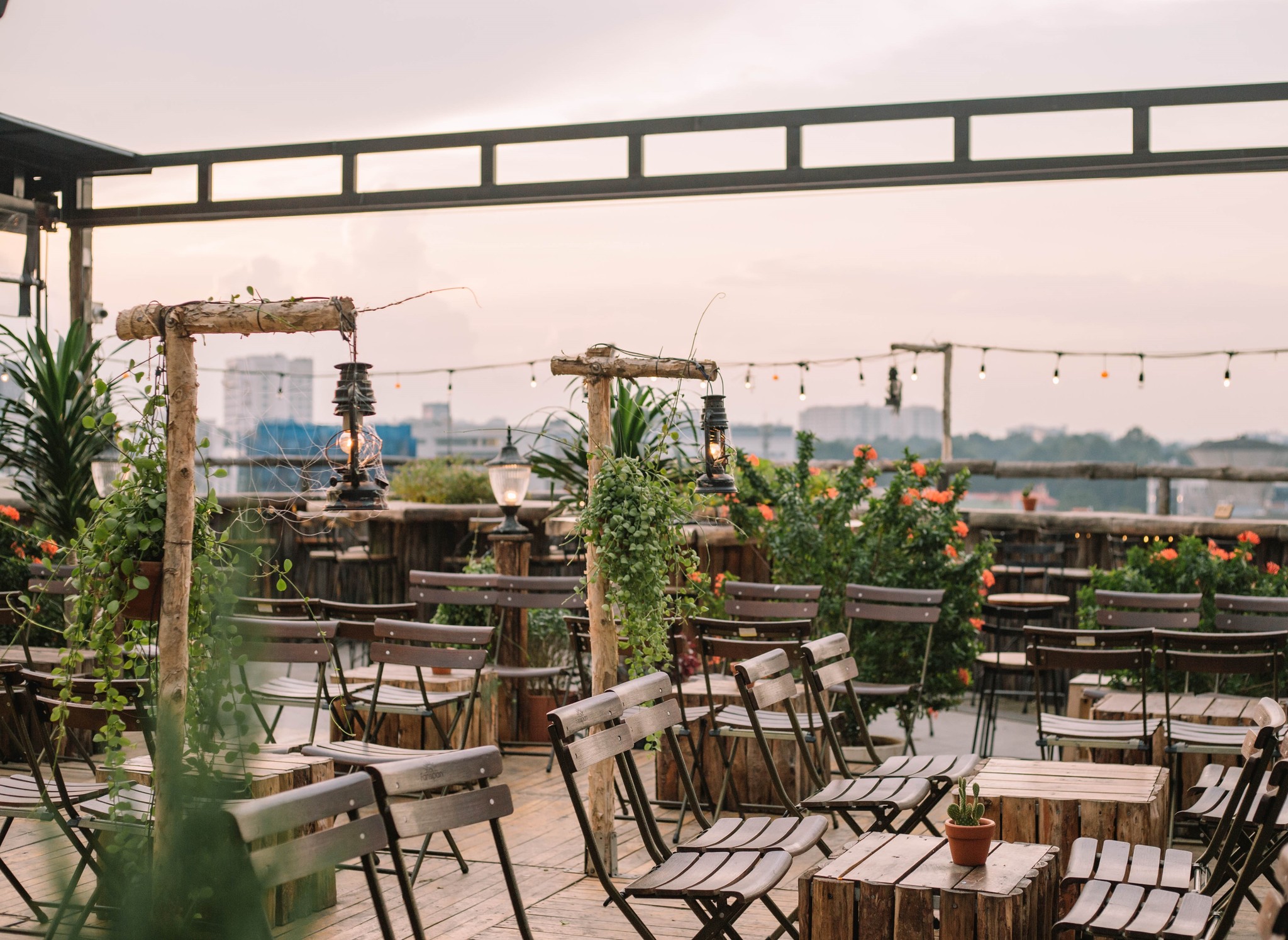 Không gian quán rooftop Sài Gòn Ráng Chiều view hoàng hôn