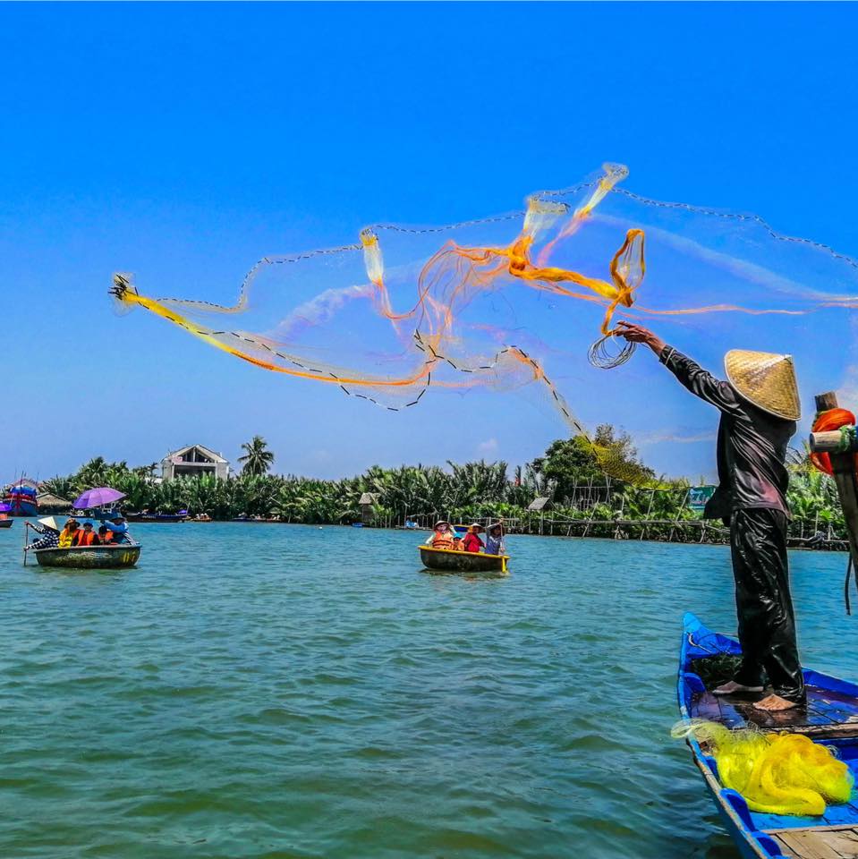 Người dân địa phương quăng chài trên sông để đánh bắt cá
