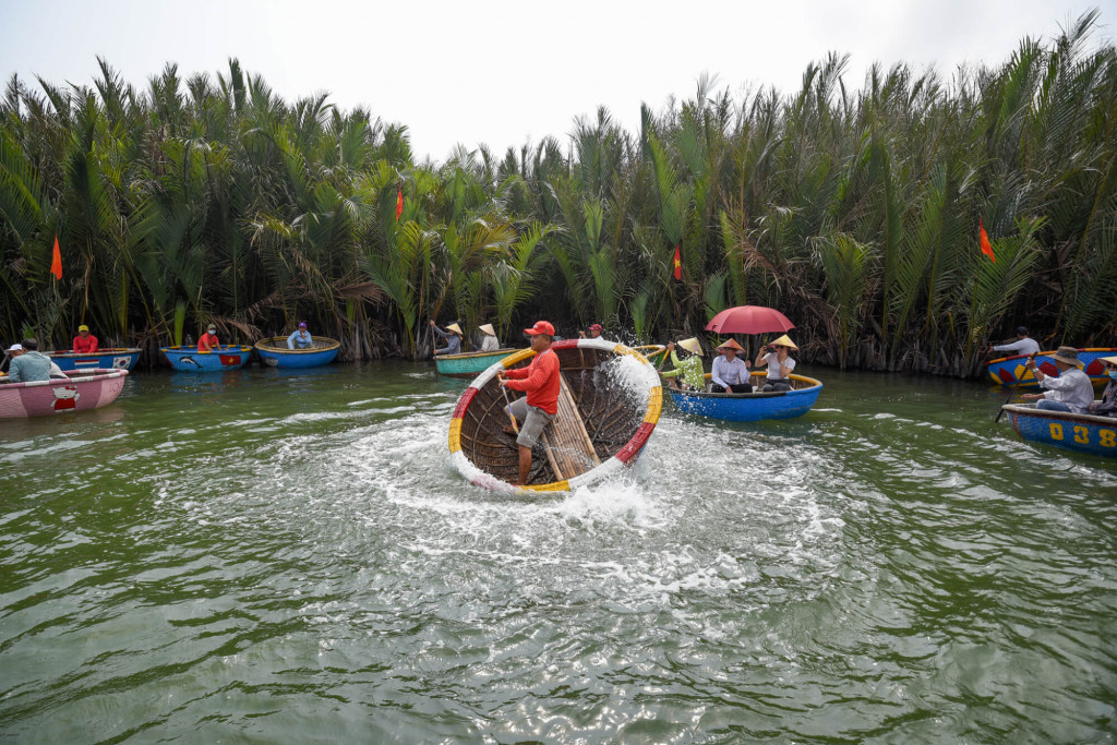 Nghệ nhân lắc thúng của thôn Vạn Lăng
