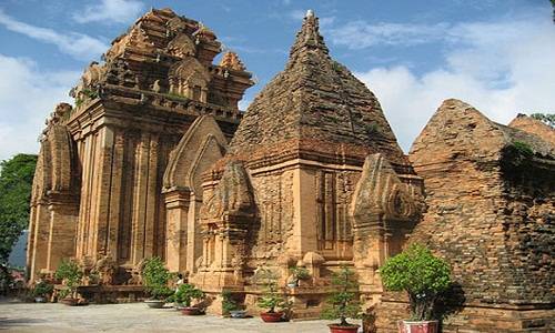 Tháp bà Ponagar - Điểm đến tâm linh khi du lịch Nha Trang