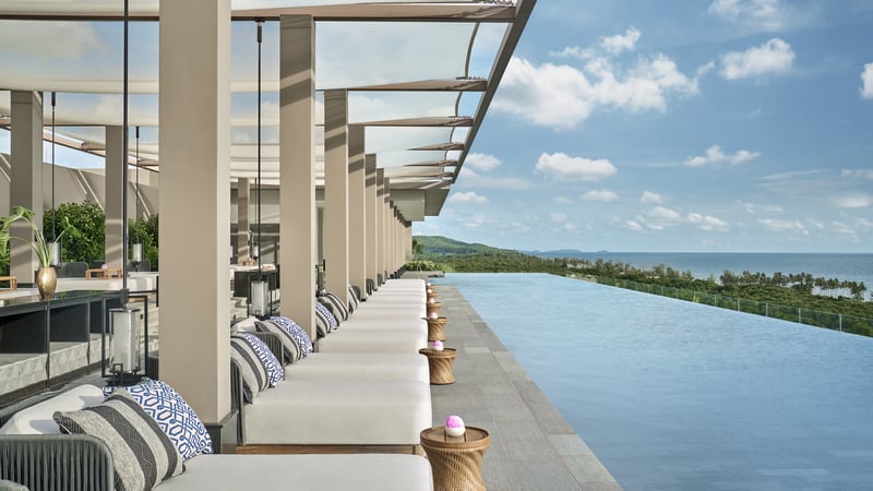 Hồ bơi trên tầng thượng Regent Phú Quốc