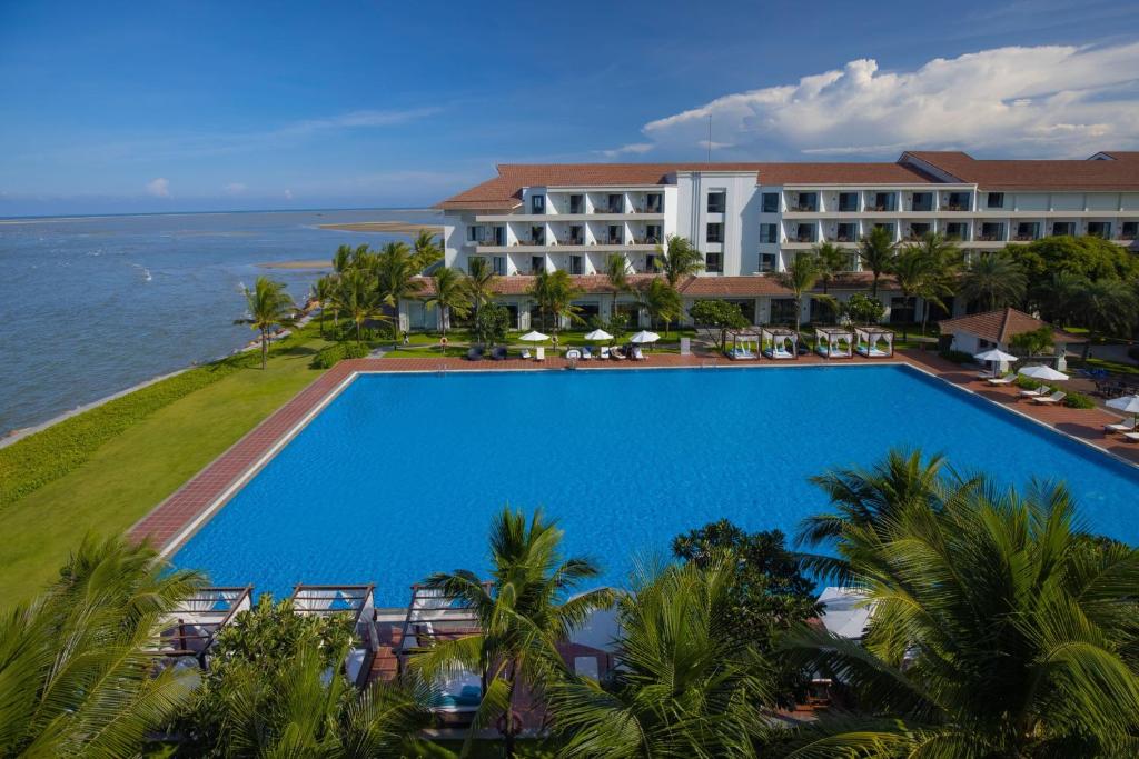 Hồ bơi vô cực tại resort bên biển Cửa Đại