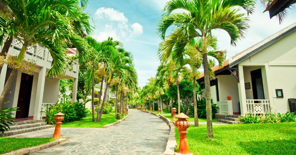 Khuôn viên rộng lớn nhiều cây xanh tại resort bên biển Cửa Đại