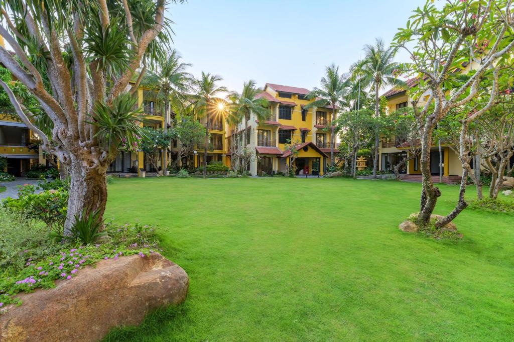 Khuôn viên xanh rộng lớn tại resort bên biển Cửa Đại