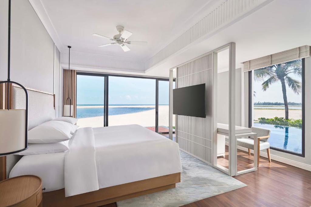 Phòng ngủ hiện đại tại resort bên biển Cửa Đại