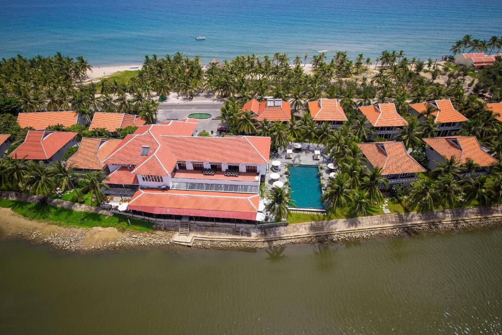 Khu nghỉ dưỡng Hội An Beach tọa lạc giữa biển Cửa Đại và sông Đế Võng