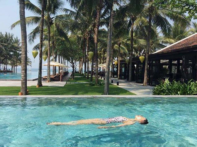 Son Ye Jin dậy sớm bơi lội tại resort Hà My