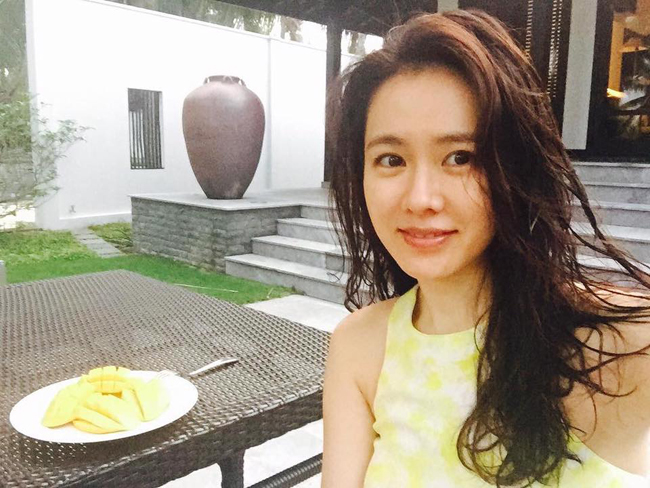 Tháng 4/2016, nữ diễn viên Son Ye Jin cũng tới Đà Nẵng nghỉ dưỡng mùa hè. Tới đây hoàn toàn chỉ với mục đích du lịch, nghỉ ngơi, nàng thơ của phim "Hương mùa hè" tận hưởng những ngày thư thái. Tuy không tiết lộ địa điểm nhưng người hâm mộ nhanh chóng nhận ra đây là khu resort Four Seasons Resort The Nam Hai bên bờ biển Hà My, cách Đà Nẵng khoảng hơn 20 km.
