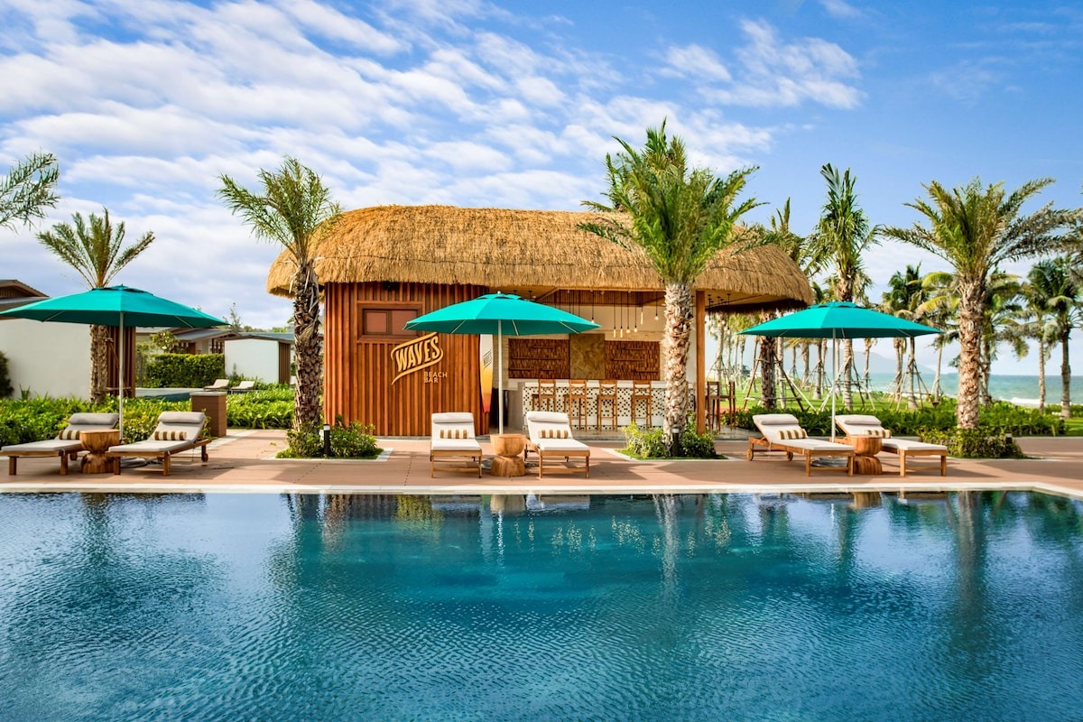 Bể bơi Radisson Blu resort Cam Ranh