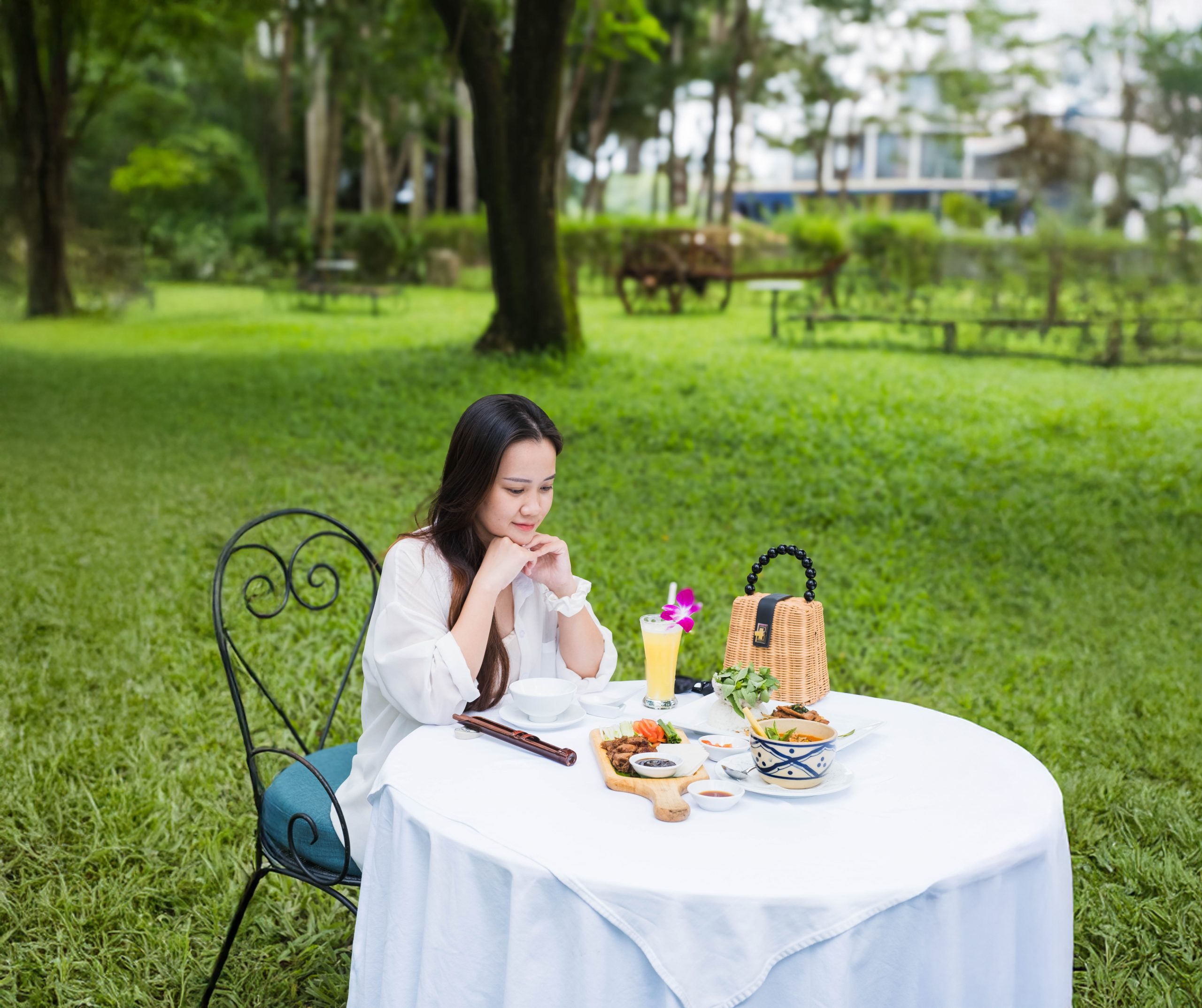 Bữa ăn ngoài trời tại resort cao cấp Victoria Cần Thơ