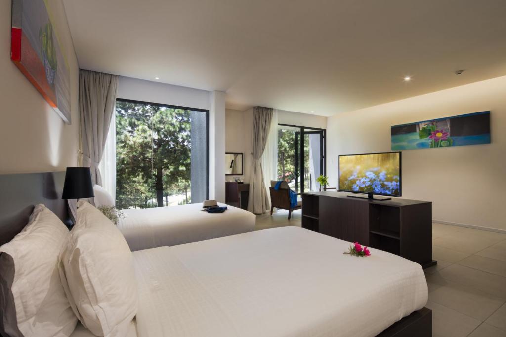 Phòng ngủ với tầm nhìn hướng rừng thông resort Đà Lạt Tuyền Lâm