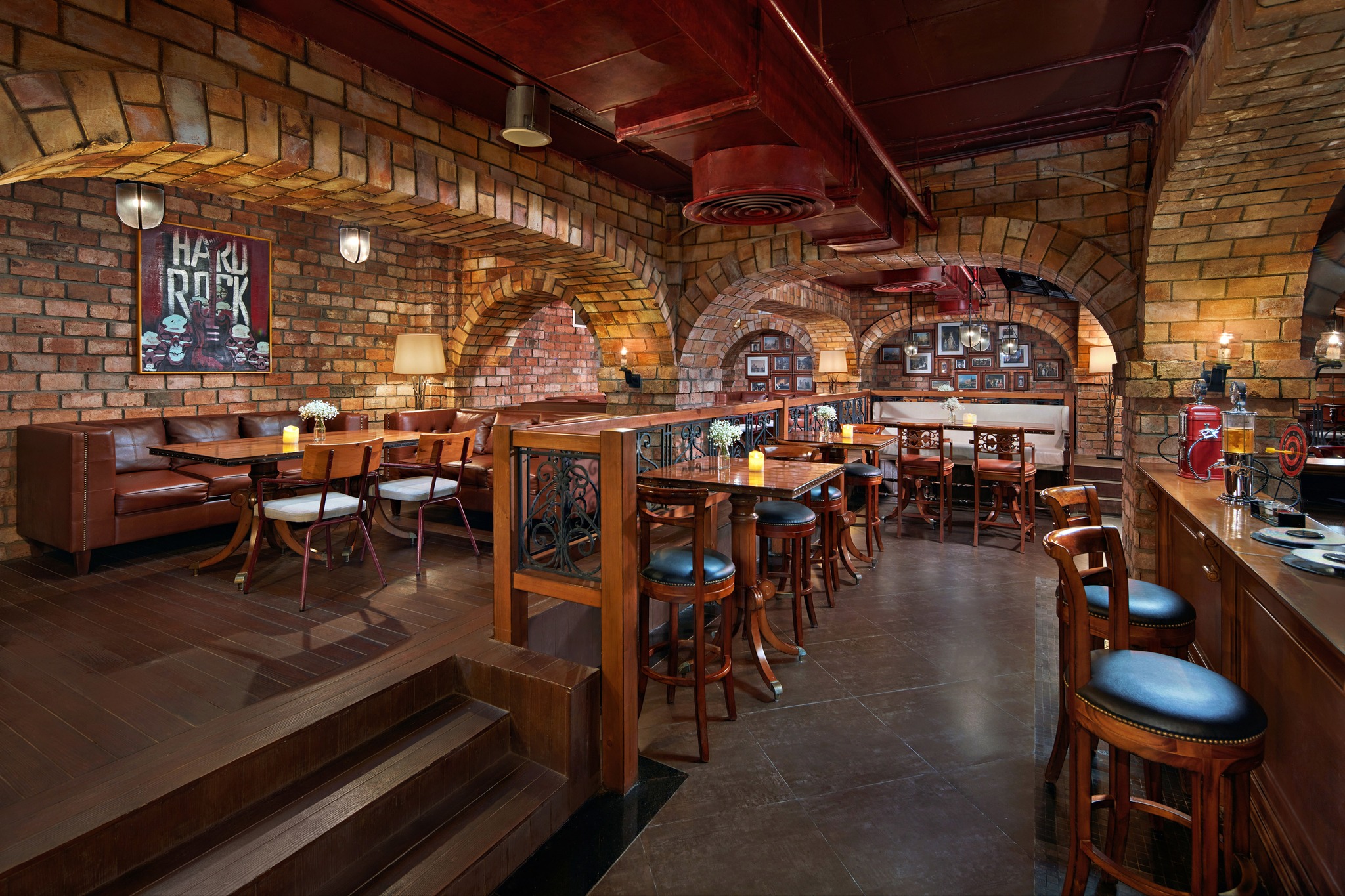 Quán bar La Taverne tái hiện hầm rượu cổ