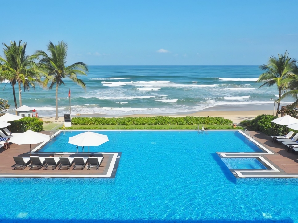 Hồ bơi hướng biển tại resort Đà Nẵng gần biển