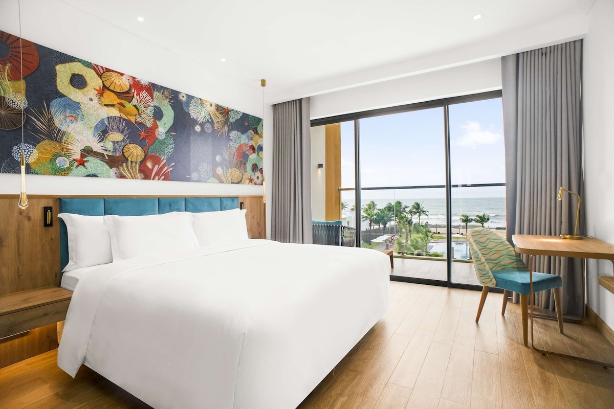 Phòng ngủ view biển tại resort Hồ Tràm