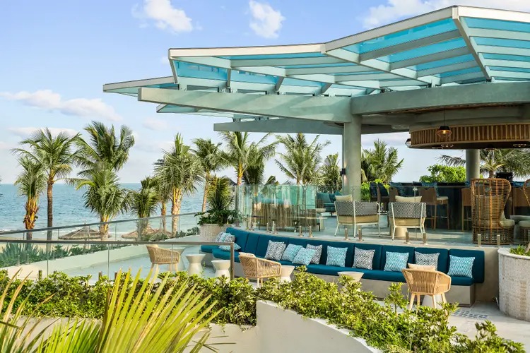 resort Hồ Tràm với quầy bar Zephyr