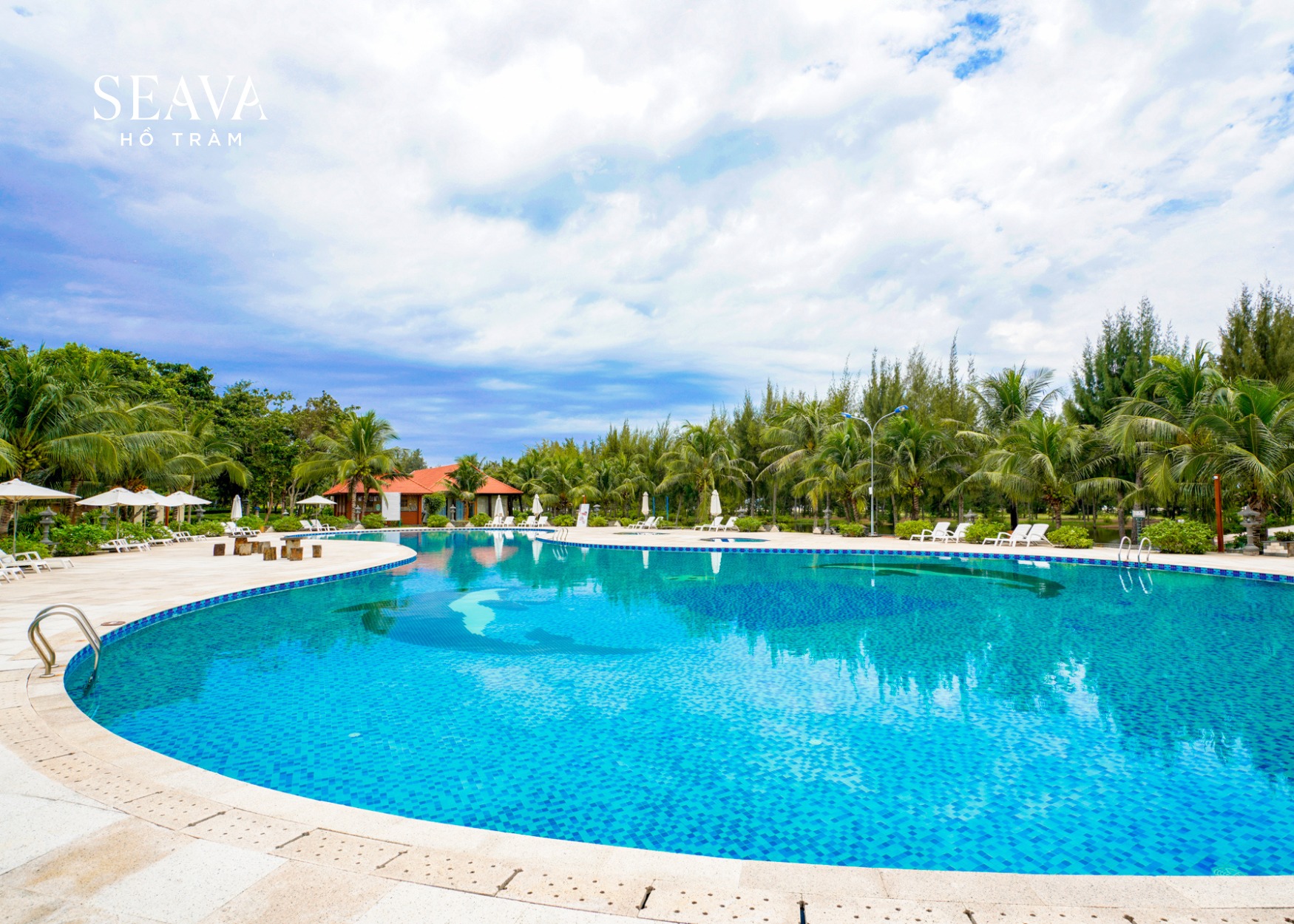 resort Hồ Tràm với hồ bơi rộng lớn ngoài trời