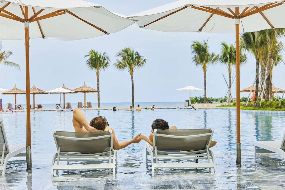 Hồ bơi hướng biển resort Hồ Tràm