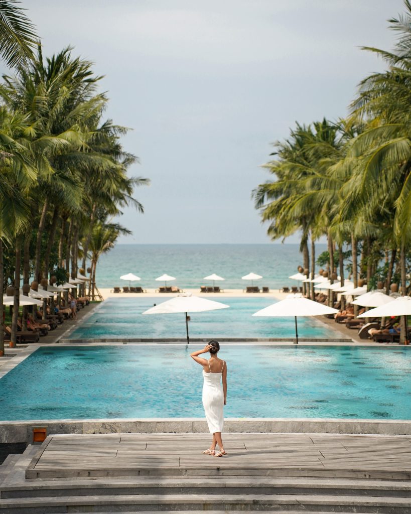 Hồ bơi nhìn ra bãi biển của resort Hội An 5 sao Four Seasons The Nam Hải