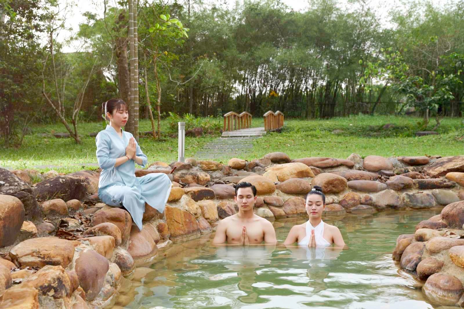 Buổi thiền dưới nước độc đáo tại resort khoáng nóng miền Trung