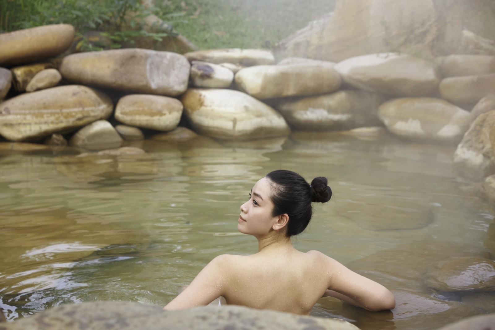 Tắm Onsen giúp giảm căng thẳng tại resort khoáng nóng miền Trung