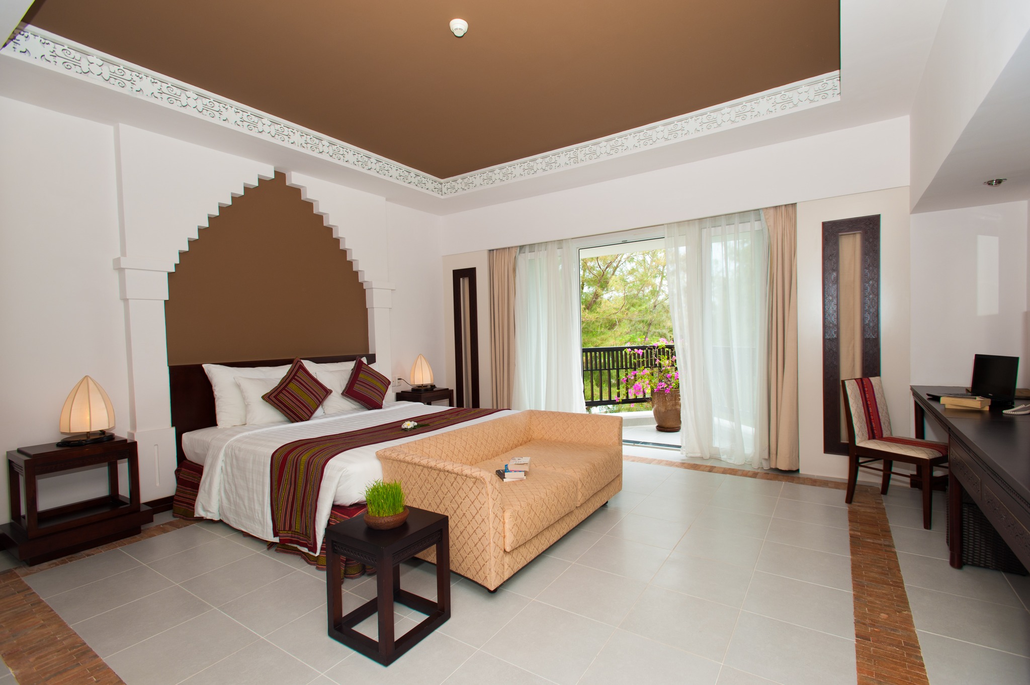 Phòng ngủ mang hơi hướng kiến trúc Chăm tại resort Mũi Né