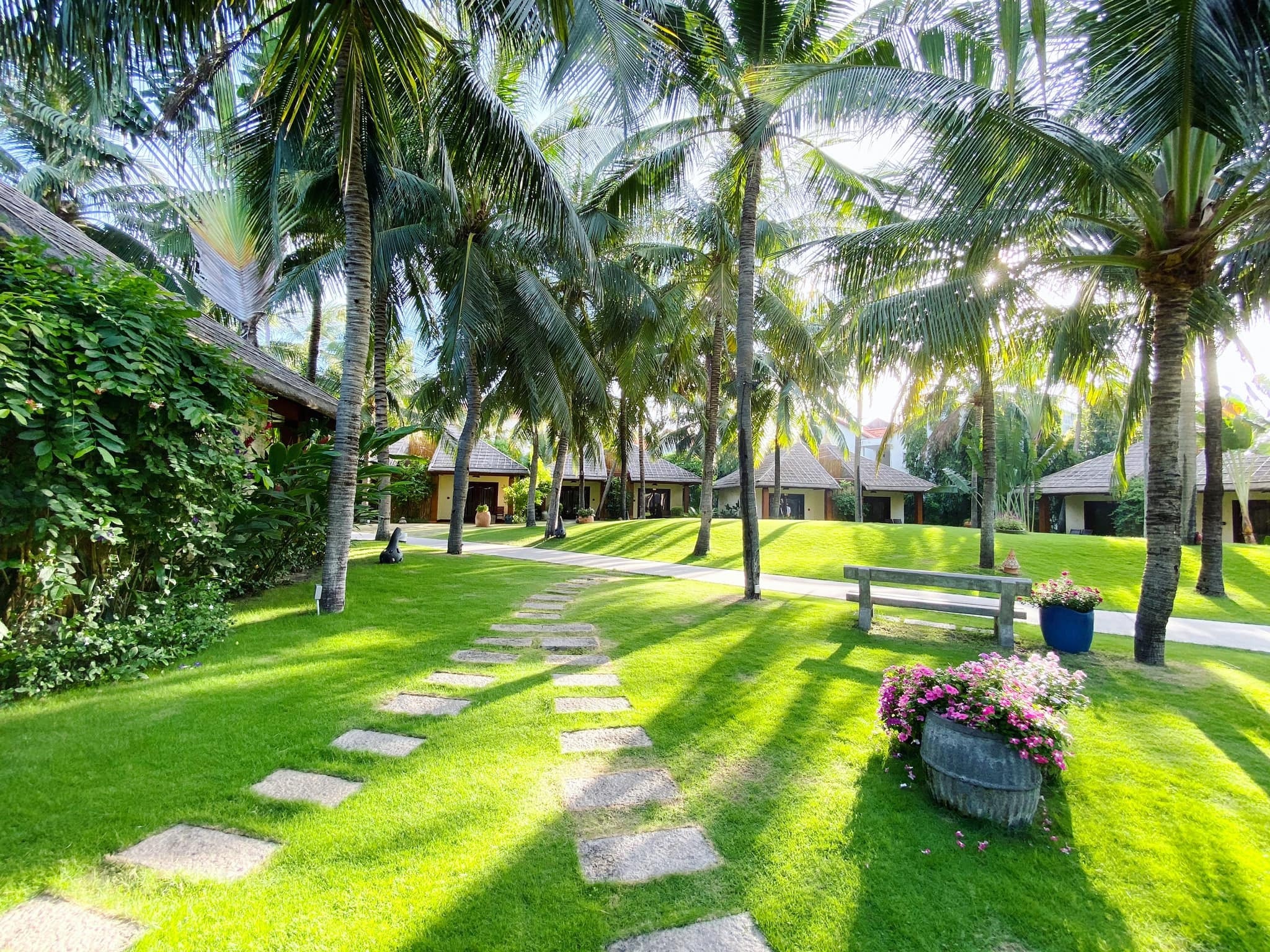 Sân vườn xanh mát tại combo resort Phan Thiết