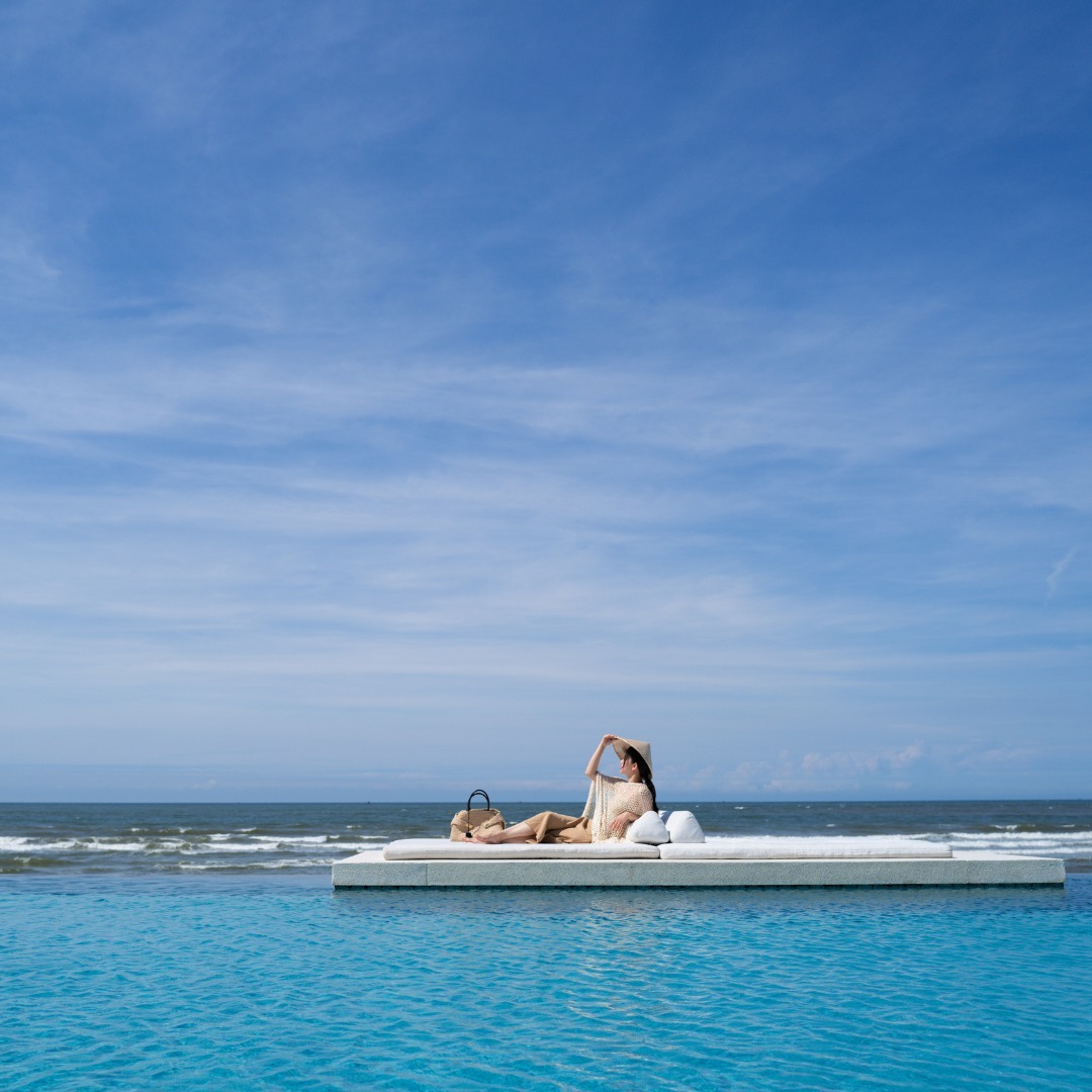 Hồ bơi hướng biển tại resort Phan Thiết Azerai