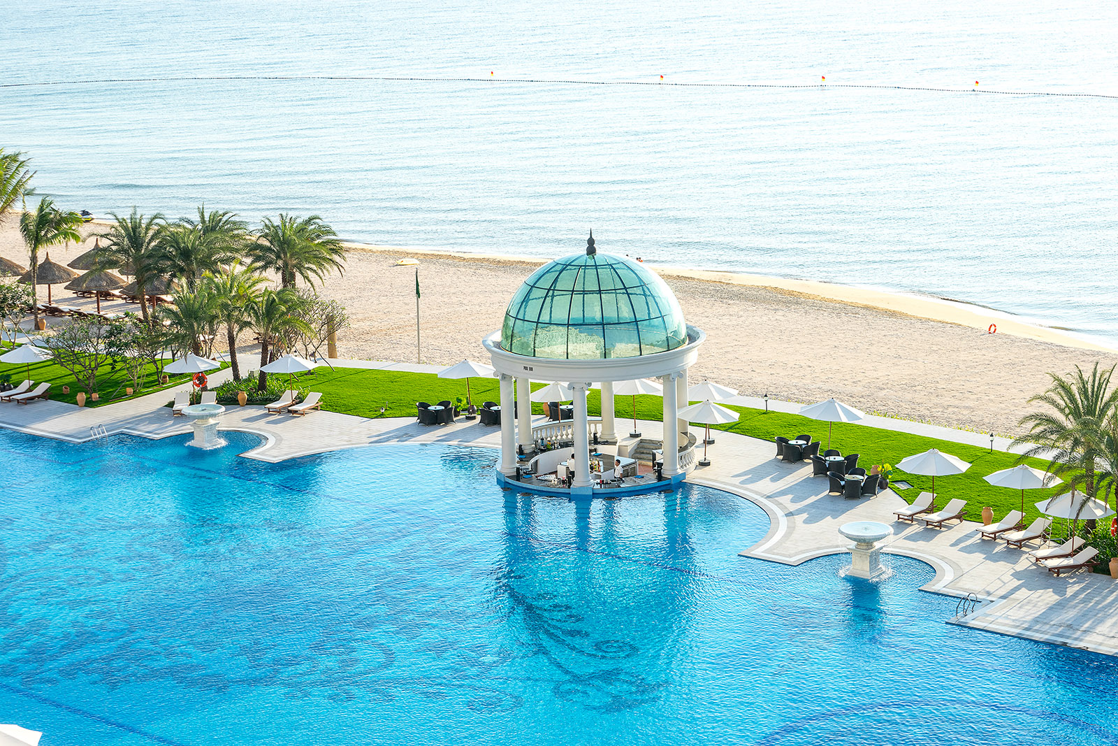 Bãi biển riêng và hồ bơi mát rượi tại resort Phú Quốc bãi biển riêng